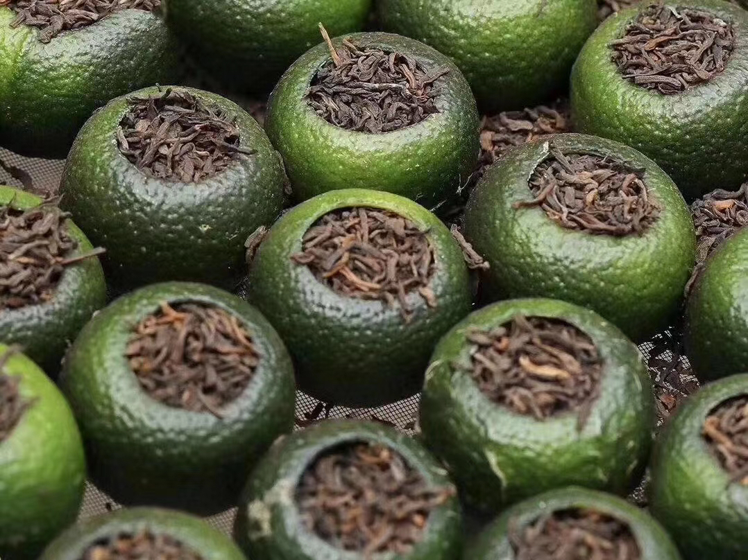 Xiaoqinggan young green mandarins filled with aged Pu'er